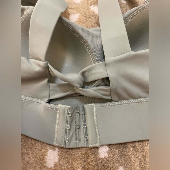 Halara NWT Sage green criss cross back padded sports bra women’s size small - Picture 5 of 5